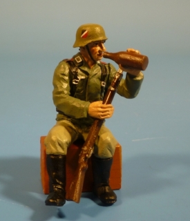 Soldat aus Weinflasche trinkend