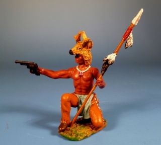 Indianer kniend mit Revolver und Speer