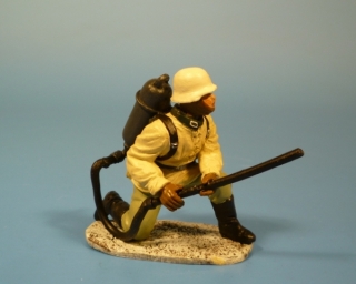 Soldat mit Flammenwerfer kniend