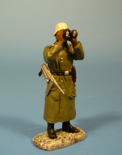 Feldwebel mit Fernglas stehend guckend