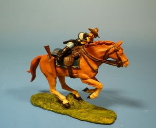 Kavallerist seitlich liegend ber Pferd schieend