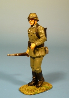 Landser vorgehend mit K98 und Munitionskiste auf dem R�cken