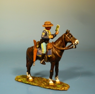 7US Kavallerist zu Pferd mit Fernglas und Landkarte