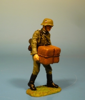 Wehrmachts Soldat Paket tragend