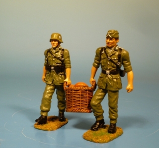 Wehrmachts Soldaten einen Korb mit Proviant tragend