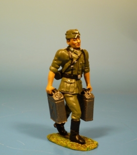 Wehrmachts Soldat 2 Benzin Kanister tragend