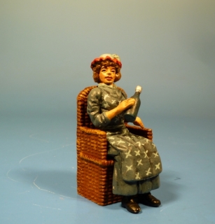 Dame sitzend mit Flasche