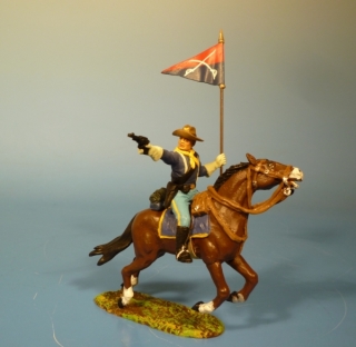 7US Kavallerist mit Custer Standarte und Revolver nach rechts schieend zu Pferd