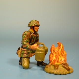 Waffen-SS Soldat mit Kochgeschirr