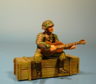 Waffen-SS Soldat Gitarre spielend