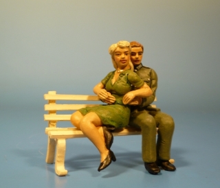 Soldat mit Mdel auf Bank sitzend