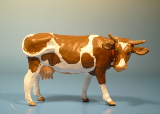 Kuh stehend nach links schauend