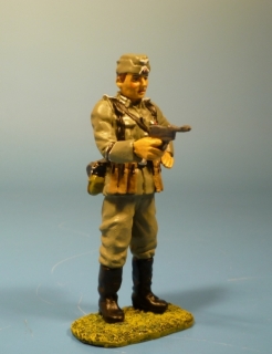 Wehrmachtssoldat mit Pistole