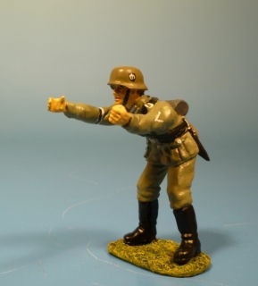 Wehrmachtssoldat durchsuchend