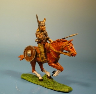 Wikinger zu Pferd mit Schwert und Speer