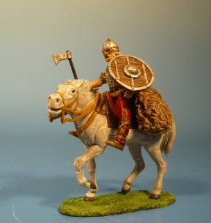 Wikinger zu Pferd mit Axt und Schild