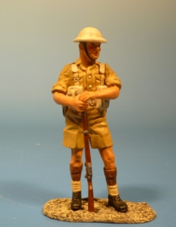 britischer Soldat stehend mit Gewehr