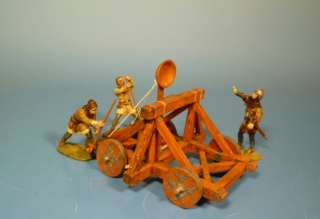Bogensteinschleuder mit 3 Figuren
