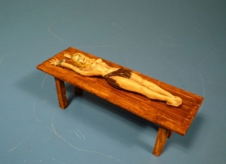 Frau auf Tisch liegend