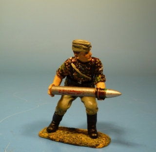 Waffen SS Sturmmann mit Granate