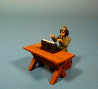 Luftwaffen Blitzm�dchen sitzend am Schreibtisch mit Schreibmaschine