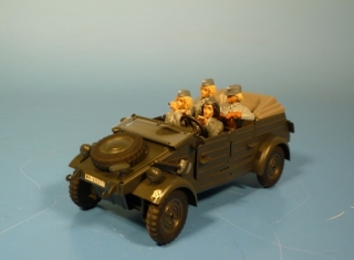 VW Kbelwagen mit Luftwaffen Blitzmdchen auf dem Weg zum Dienst