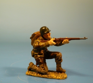US Soldat kniend mit M1 Garand schieend
