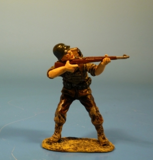 US Soldat stehend mit M1 Garand schieend