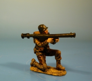 US Corporal kniend mit Bazooka