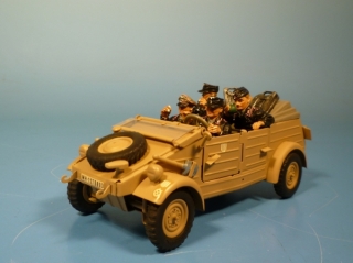 VW Kbelwagen Typ 82 mit Panzersoldaten