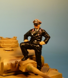 Panzerkommandant stehend