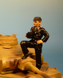 Panzersoldat stehend mit Fernglas
