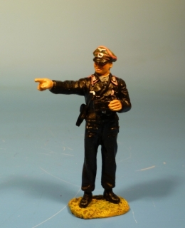 Panzerkommandant stehend zeigend mit Fernglas