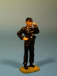 Panzersoldat stehend eine Zigarette rauchend