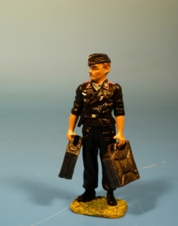 Panzersoldat stehend mit 2 Benzinkanistern