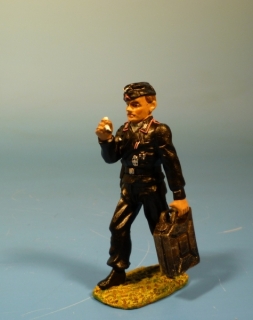 Panzersoldat gehend racuhend mit Benzinkanister