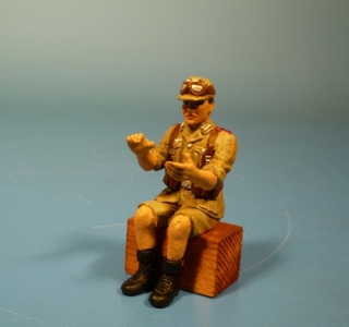Afrikakorps Fahrer sitzend
