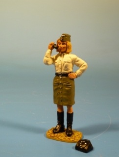 Nachrichtenhelferin stehend telefonierend