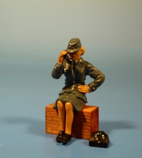 Luftwaffen Blitzm�dchen sitzend telefonierend