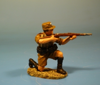 Afrikakorps Soldat mit Karabiner k�mpfend