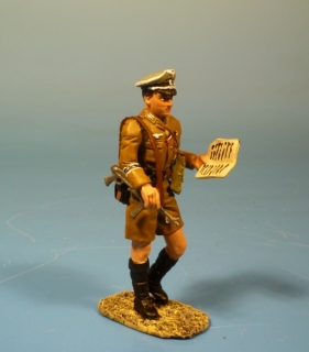 Afrikakorps Offizier mit Karte und MP40 vorgehend