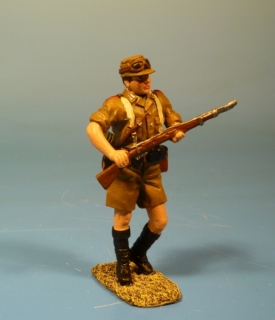 Afrikakorps Soldat mit Karabiner vorgehend