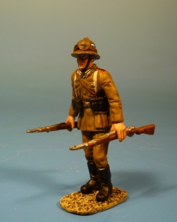 Afrikakorps Soldat mit  zweiKarabinern vorgehend