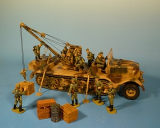 18t Zugkraftwagen Sd.Kfz. 9/1 mit 6t Bilstein Kran mit Mannschaft bei der Verladung
