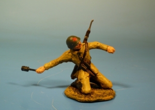 Rote Armee Soldat kniend Handgranate werfend