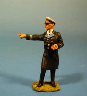 Kriegsmarine Kapit�nleutnant stehend zeigend mit Fernglas