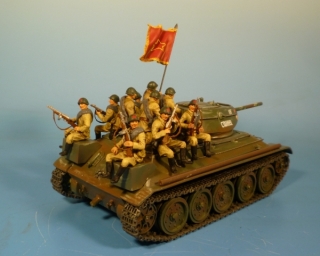 Russische Panzer T-34/76 mit aufgesessener Infanterie 