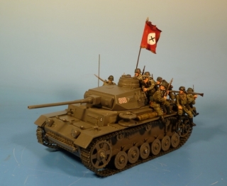 Waffen SS Panzer im Angriff  mit aufgesessener Infanterie