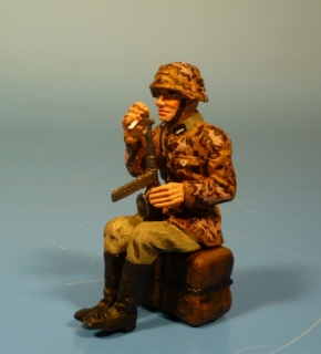 Waffen SS Soldat sitzend mit MP40 und Zigarrette