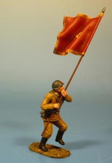 Rote Armee Soldat st�rmend mit Fahne